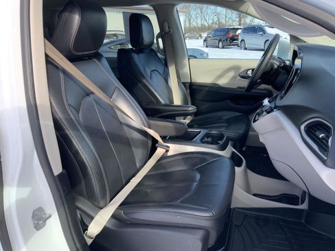 Used 2022 Chrysler Pacifica Touring-L image 64