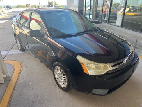 Used 2011 Ford Focus SE image 2