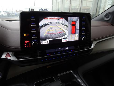 Used 2023 Toyota Sienna Platinum image 22