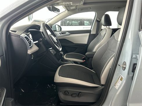 New 2026 Volkswagen Taos SE image 10