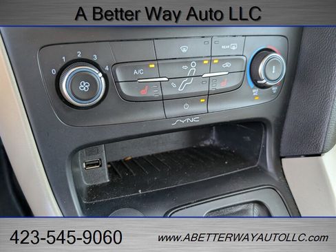 Used 2018 Ford Focus SE w/ Cold Weather Package FWD image 13