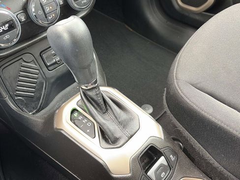 Used 2017 Jeep Renegade Latitude image 30