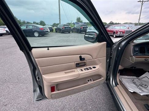 Used 2003 Ford Crown Victoria LX RWD image 25