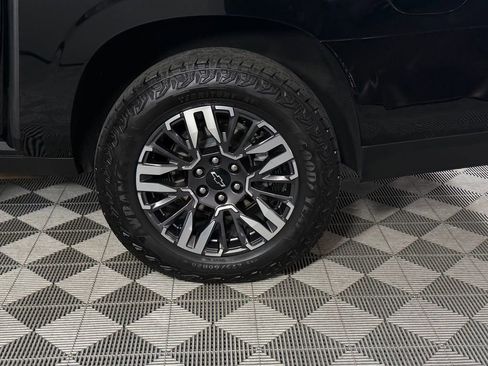 Used 2025 Chevrolet Suburban Z71 image 11