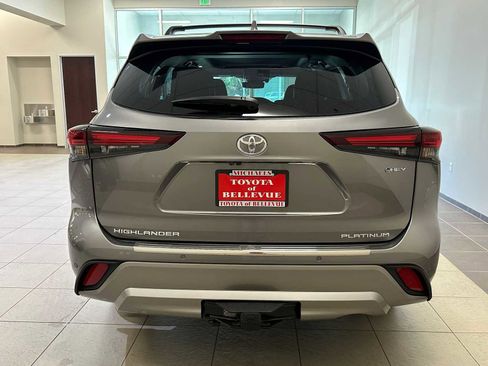 New 2026 Toyota Highlander Platinum image 5