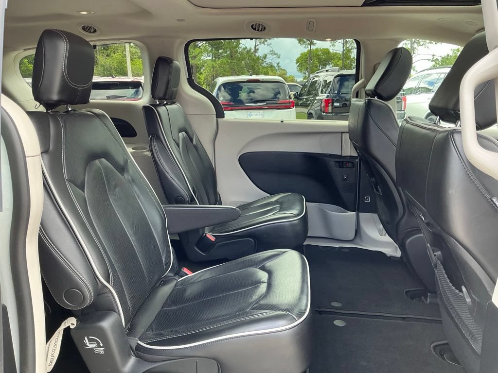 Used 2023 Chrysler Pacifica Limited FWD image 22
