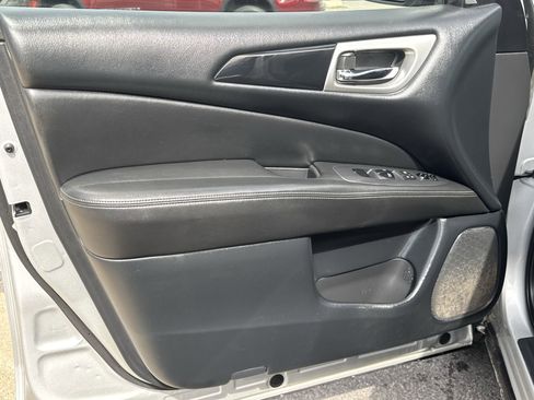 Used 2020 Nissan Pathfinder SV image 20