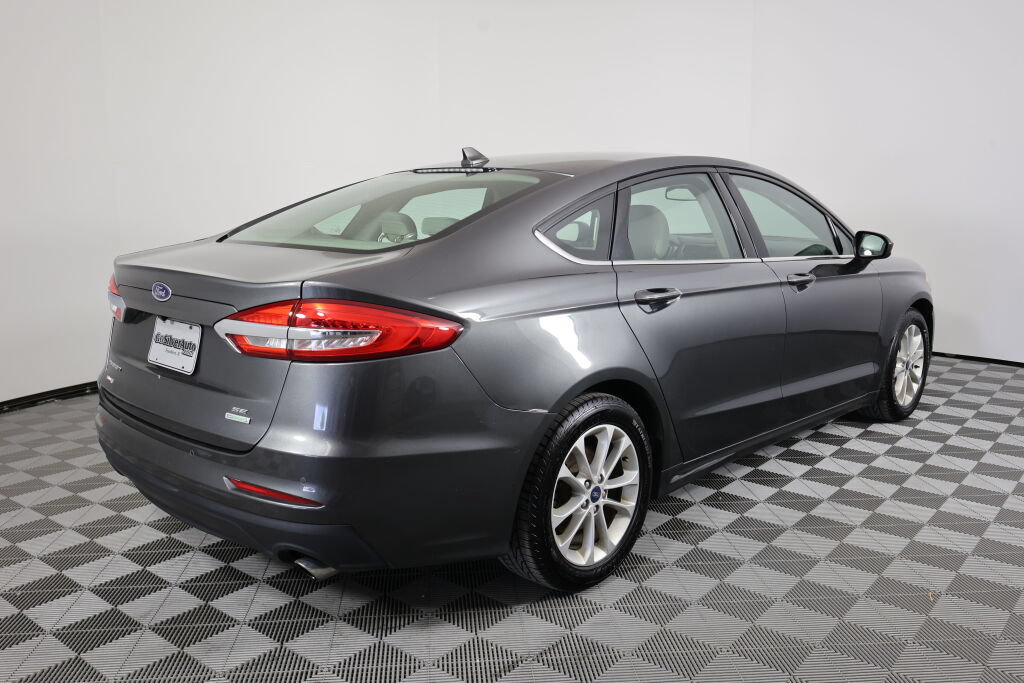 Used 2019 Ford Fusion SE FWD image 2