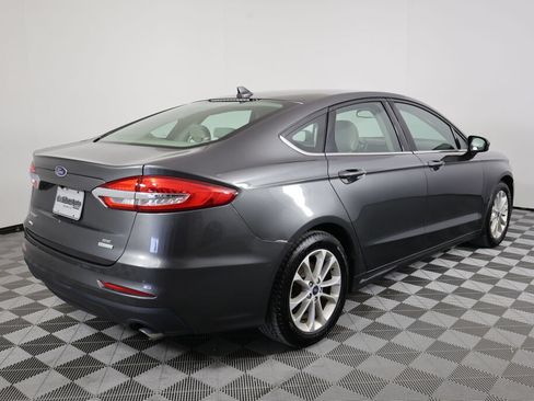 Used 2019 Ford Fusion SE FWD image 2