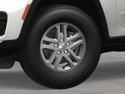 New 2025 Jeep Grand Cherokee Laredo image 8