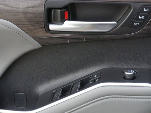 Used 2023 Toyota Highlander Platinum image 22