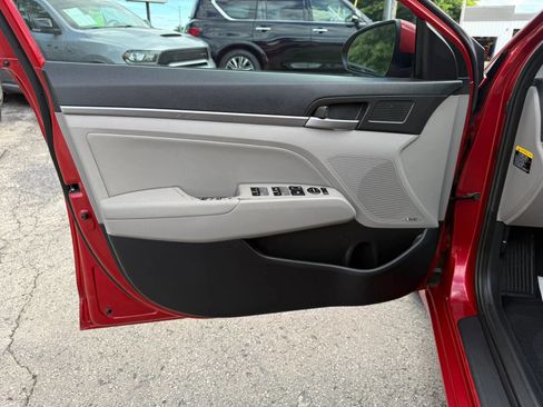 Used 2017 Hyundai Elantra Limited w/ Limited Tech Package 04 FWD image 9