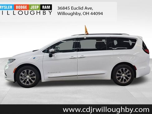 Used 2025 Chrysler Pacifica Pinnacle image 5