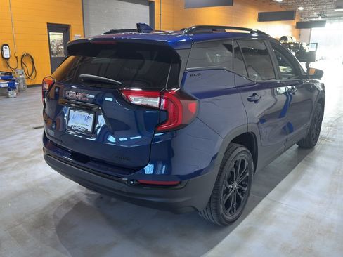 Used 2022 GMC Terrain SLE w/ Driver Convenience Package image 5