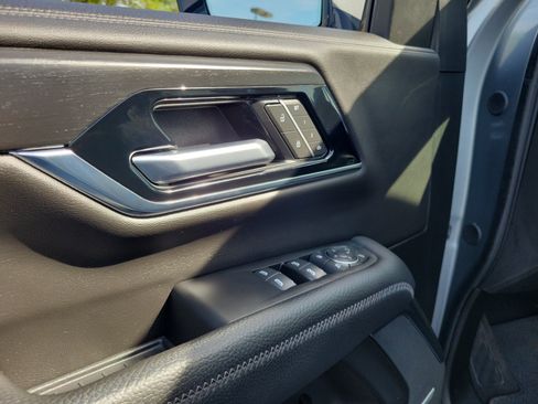 Used 2025 GMC Yukon Denali AWD/4WD image 18