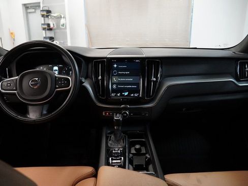 Used 2019 Volvo XC60 T5 Momentum w/ Multimedia Package image 10