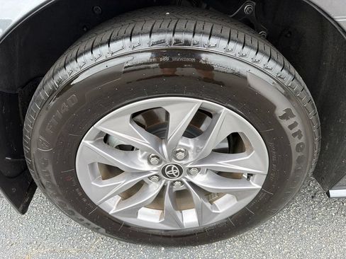 Used 2025 Toyota Sienna XLE FWD image 16