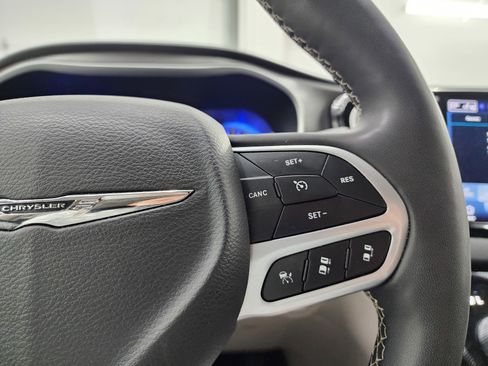 Used 2024 Chrysler Pacifica Touring-L image 15