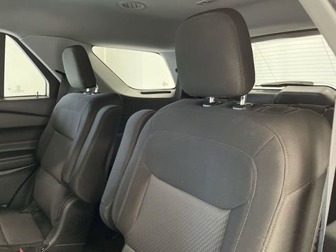Used 2022 Ford Explorer XLT image 18