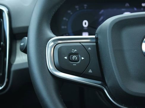 Used 2025 Volvo XC40 B5 Plus image 26