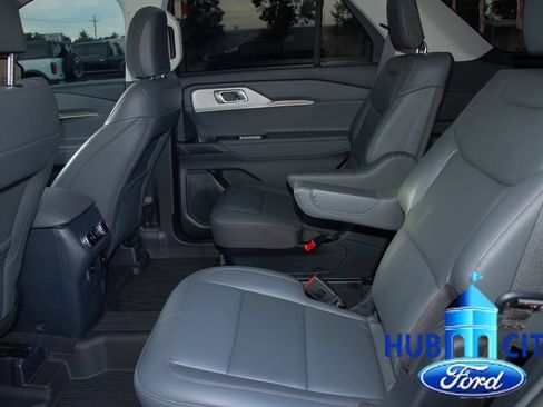 Used 2025 Ford Explorer Active w/ Active Comfort Package RWD image 12
