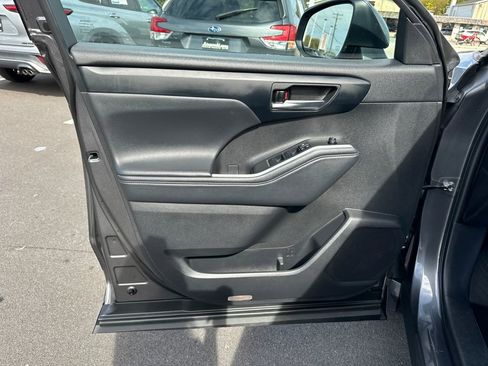 Used 2022 Toyota Highlander XLE image 15