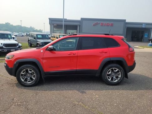 Used 2019 Jeep Cherokee Trailhawk w/ Comfort & Convenience Group AWD/4WD image 2