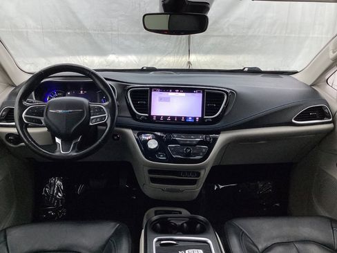 Used 2021 Chrysler Pacifica Touring-L image 24