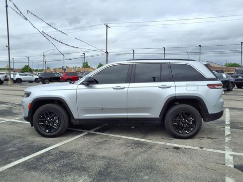 Used 2025 Jeep Grand Cherokee Laredo X RWD image 4