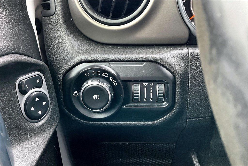 Used 2018 Jeep Wrangler Unlimited Sport S AWD/4WD image 15