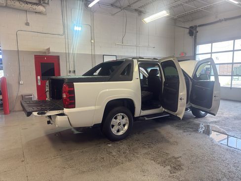 Used 2011 Chevrolet Avalanche LT w/ Luxury Package image 12