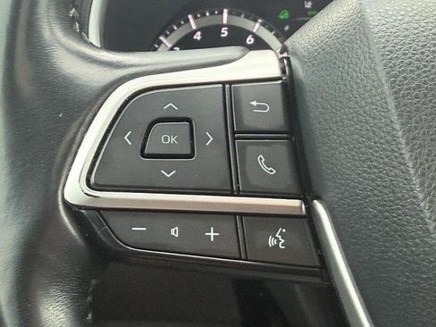Used 2022 Toyota Highlander XLE AWD/4WD image 15