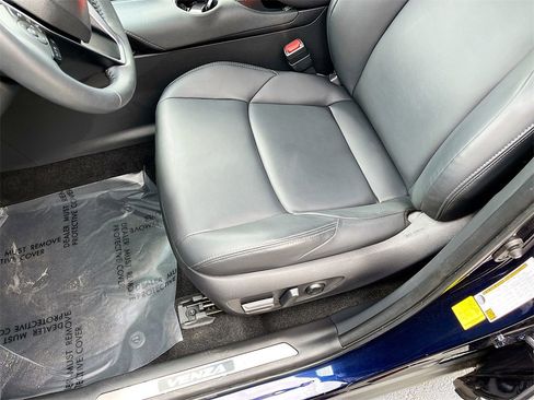 Used 2024 Toyota Venza XLE image 20