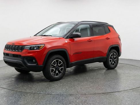 Used 2025 Jeep Compass Trailhawk AWD/4WD image 3