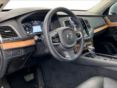 Used 2022 Volvo XC90 T5 Momentum w/ Climate Package image 16