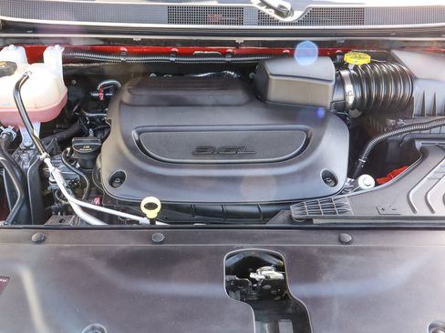 Used 2025 Chrysler Pacifica Limited image 18