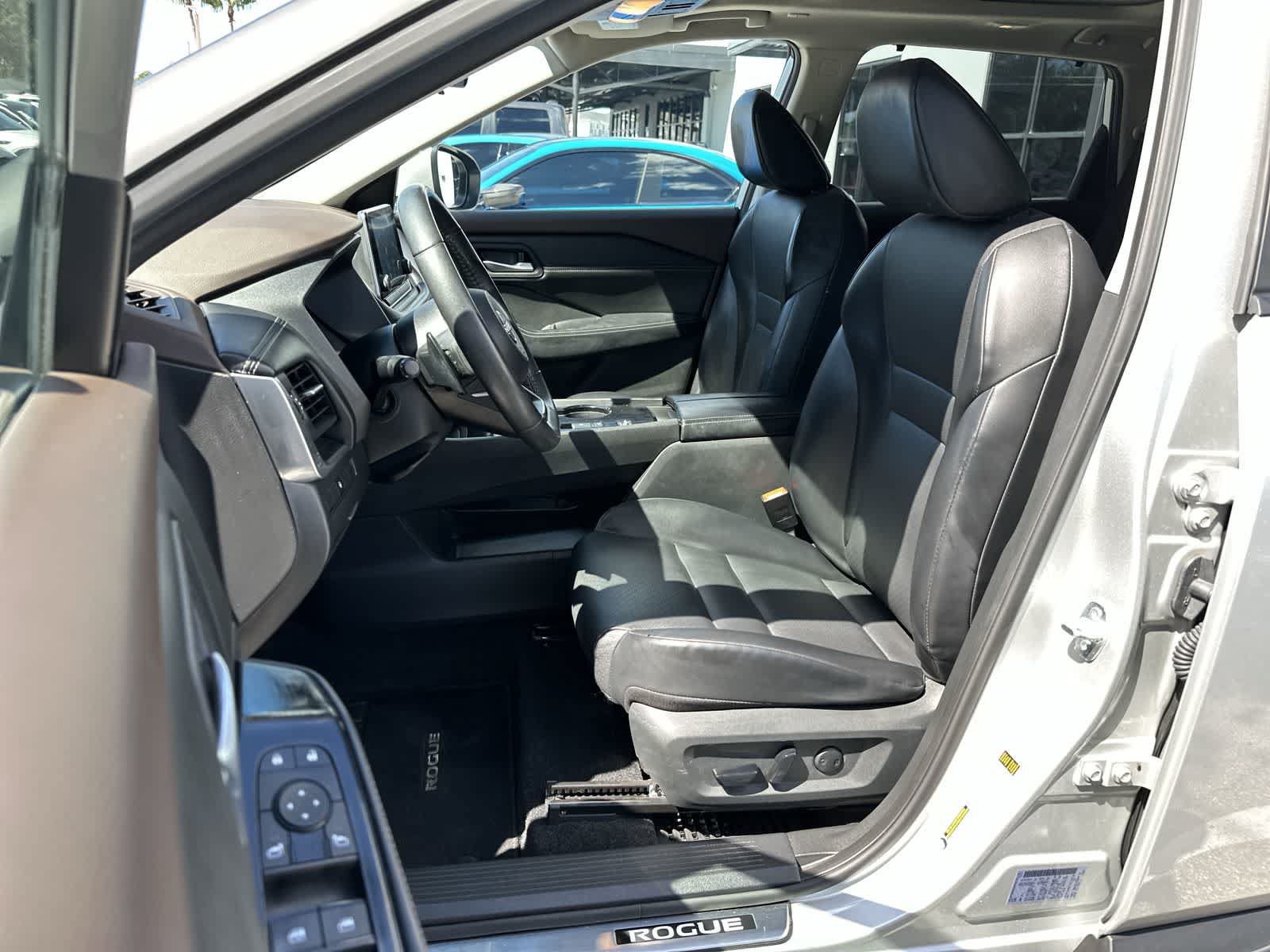 Used 2023 Nissan Rogue SV w/ SV Premium B Package FWD image 3