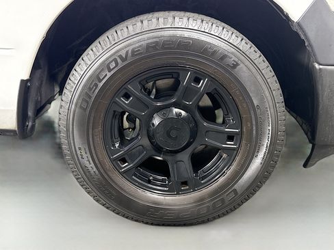 Used 2018 RAM 1500 Express RWD image 26