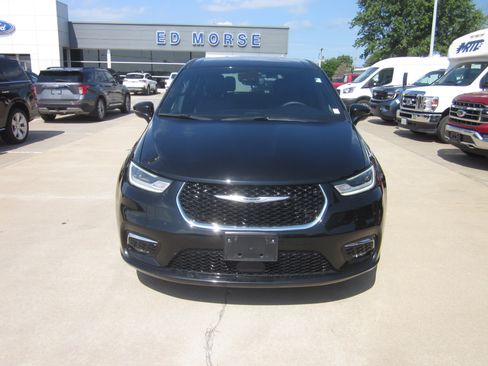Used 2025 Chrysler Pacifica Select FWD image 2