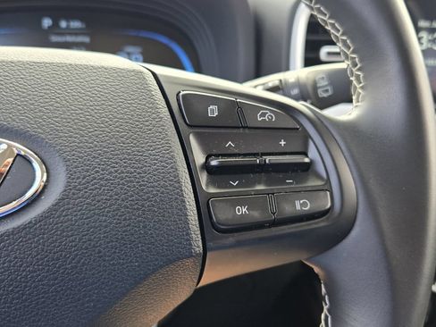 Certified 2025 Hyundai Venue Limited FWD image 22