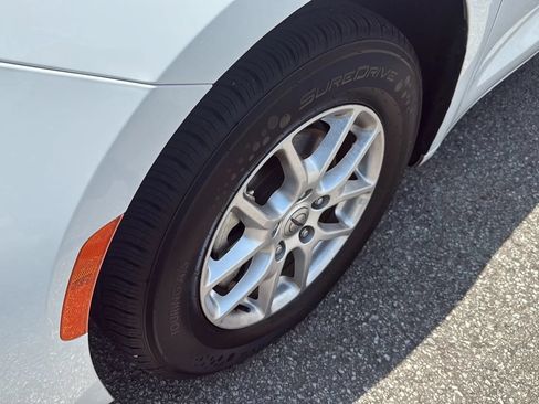 Used 2023 Chrysler Pacifica Touring-L FWD image 9
