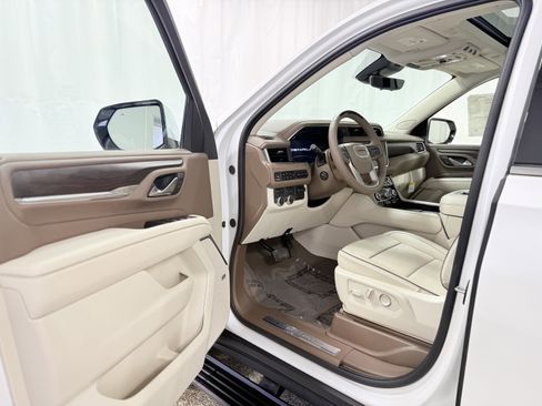 Used 2024 GMC Yukon Denali w/ Denali Reserve Package image 13