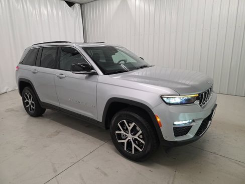 New 2025 Jeep Grand Cherokee Limited image 7