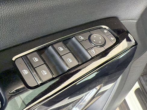 Used 2022 Nissan Pathfinder SV FWD image 24