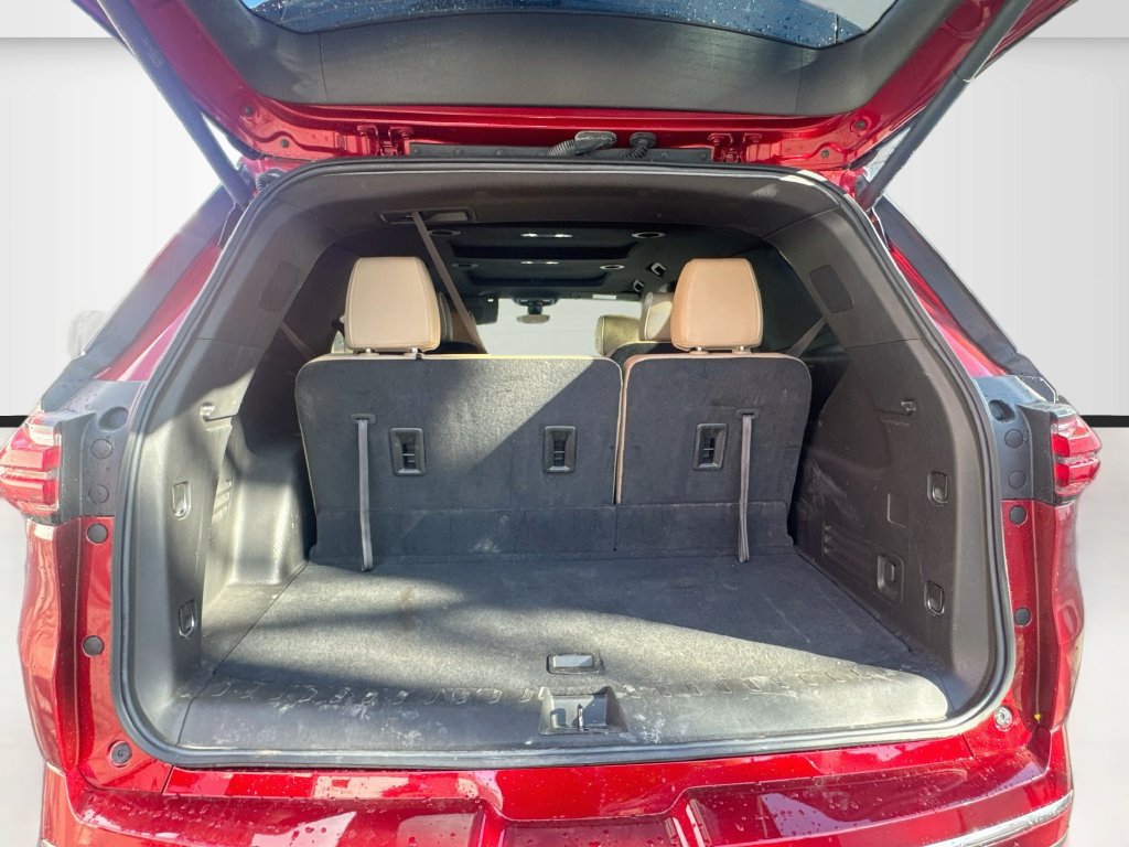 Used 2023 Chevrolet Traverse Premier FWD image 28
