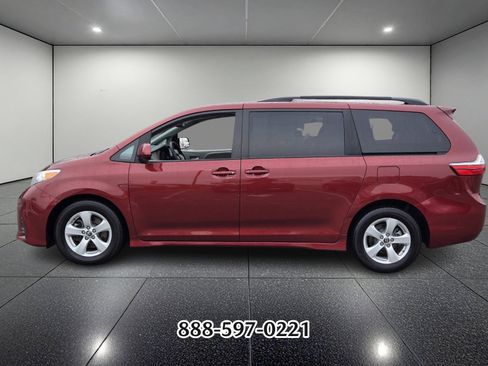 Used 2018 Toyota Sienna LE image 7