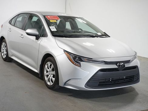 Used 2025 Toyota Corolla LE image 3