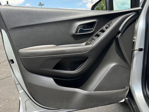 Used 2018 Chevrolet Trax LS AWD/4WD image 19