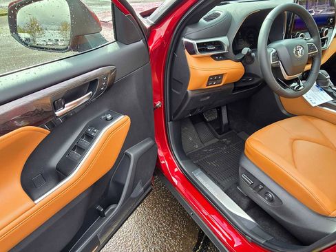 New 2026 Toyota Highlander Platinum image 21