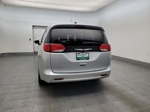 Used 2022 Chrysler Voyager LX FWD image 6